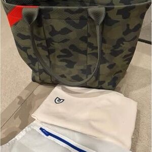 NWOT Rothy’s Sage Camo Essential Tote